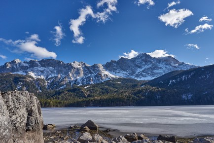 Gefrorener Eibsee mit Zugspitze